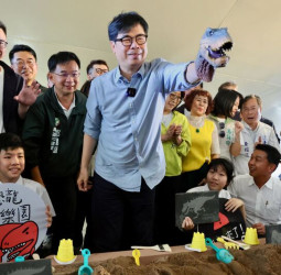 陳其邁市長出席高雄恐龍酷樂園開幕　親子人潮爆滿掀熱潮