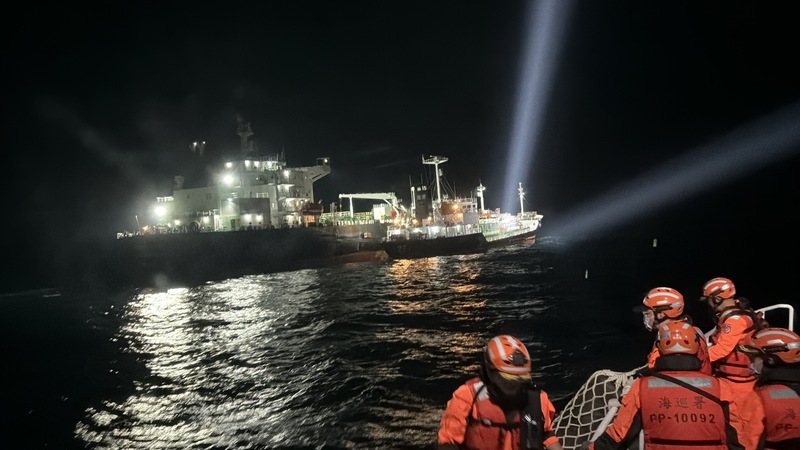 深夜直擊！兩外籍船海上併靠駁油　海巡署登檢蒐證依法究辦