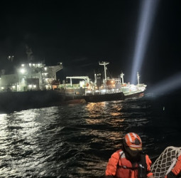 深夜直擊！兩外籍船海上併靠駁油　海巡署登檢蒐證依法究辦