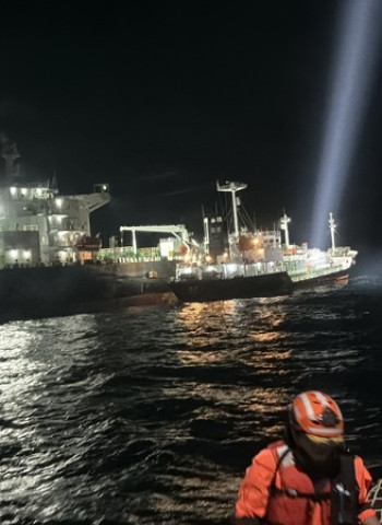 深夜直擊！兩外籍船海上併靠駁油　海巡署登檢蒐證依法究辦