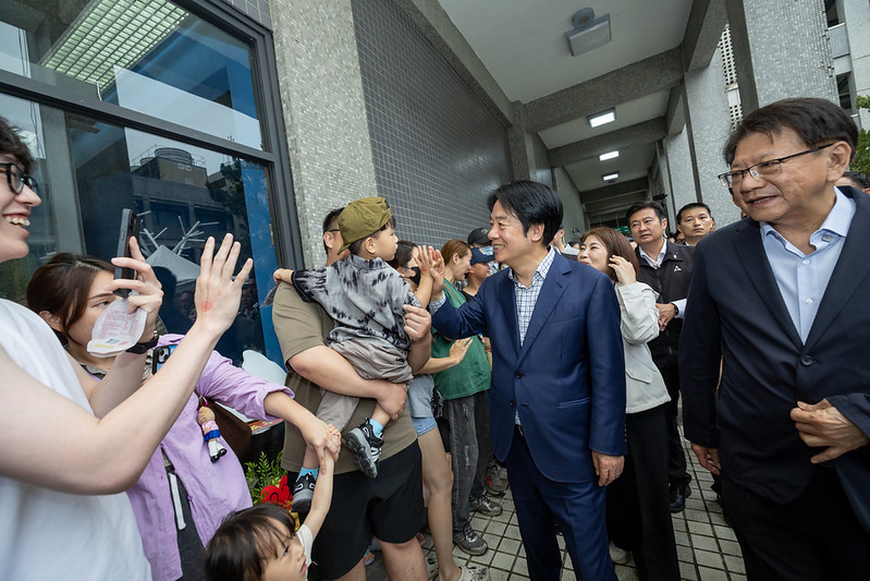 包圍縣府孩子作主！賴清德總統現身屏東　現場笑聲不斷