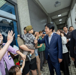 包圍縣府孩子作主！賴清德總統現身屏東　現場笑聲不斷