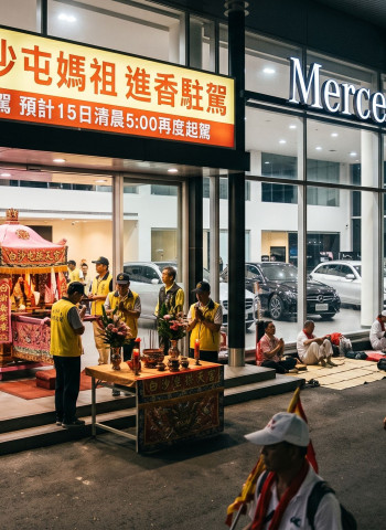 粉紅超跑再現神蹟！白沙屯媽祖駐駕賓士展示中心 網驚：被帶進去的