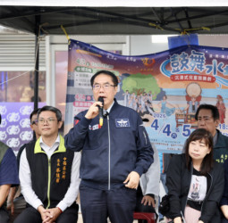 臺南兒童節活動爆紅！「鼓舞水城」沉浸式演出吸引數百人圍觀　黃偉哲市長邀市民同樂
