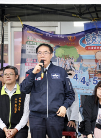 臺南兒童節活動爆紅！「鼓舞水城」沉浸式演出吸引數百人圍觀　黃偉哲市長邀市民同樂