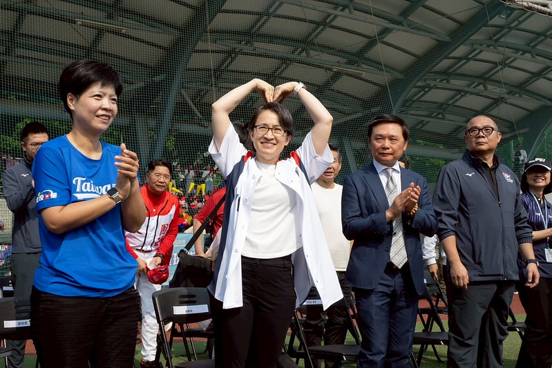 蕭美琴副總統出席企業女子壘球聯賽開幕戰　倡議女性友善運動環境持續深化