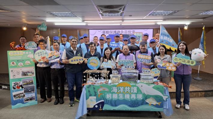 海洋共護成果再現！臺南安平蚵棚海域白海豚現蹤　漁民巡護與永續放流展現生態復育新里程