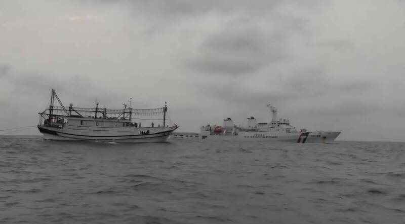 海巡署雙艦執行搜救任務　成功接駁漁工並持續擴搜失聯船長