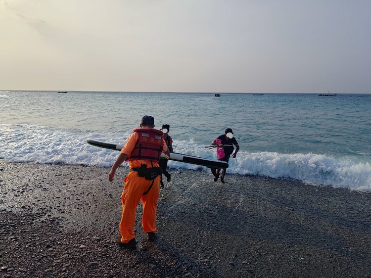 臺東三和外海SUP翻覆　海巡署聯手漁民即刻救援2人脫困