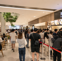 颱風假逆勢湧人潮！台中漢神洲際百貨延後開門　美食街一開店就排隊