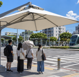 高雄試辦3座大型行人遮陽傘　參考韓國經驗打造友善步行環境