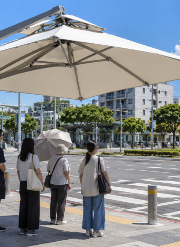 高雄試辦3座大型行人遮陽傘　參考韓國經驗打造友善步行環境