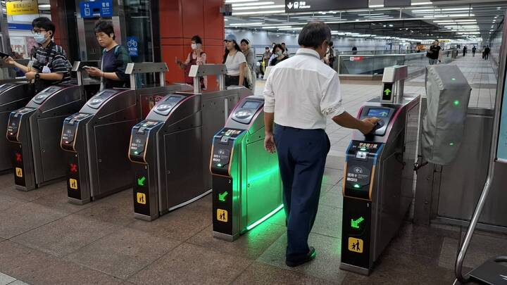 臺北捷運國父紀念館站導入新服務　北捷自行研發「閘門LED通行識別指示燈」即日起試辦提升通行效率