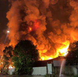 高雄岡山廢金屬廠晚間大爆炸！火光直衝夜空震撼市區