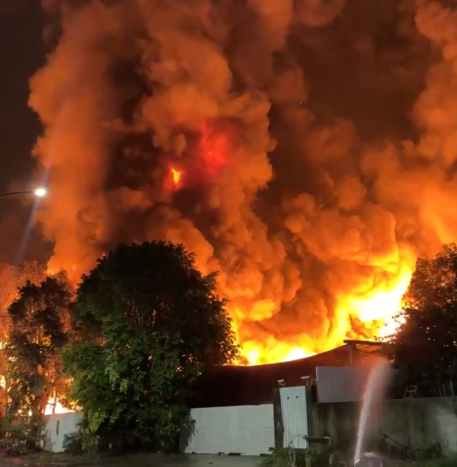 高雄岡山廢金屬廠晚間大爆炸！火光直衝夜空震撼市區