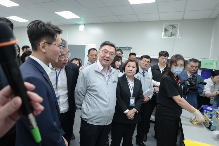 行政院長卓榮泰參訪臺中千里眼精密部件公司　推動中小微企業轉型升級與AI製造　強化產業「金手」培養策略