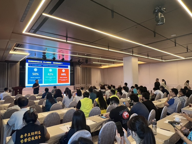台南市政府經發局商圈講習茶會，商發署蘇文玲宣、局長張婷媛、中正大學張黃正魁教授與各商圈理事長交流商圈AI新趨勢