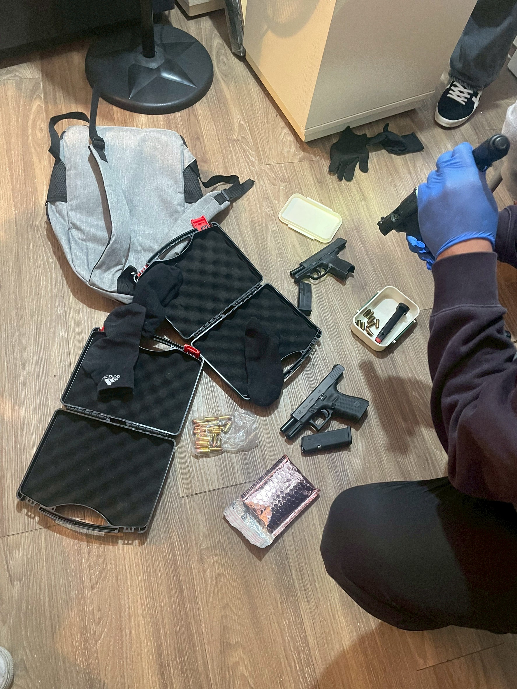 北投溫泉區藏槍毒據點　海巡警聯手查獲3把罕見外國制式手槍