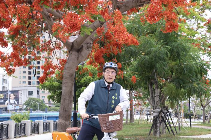 臺南市長黃偉哲騎YouBike漫遊安平運河　邀民眾低碳賞鳳凰花感受臺南百年水岸風情