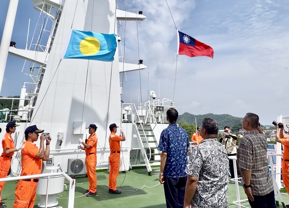 臺帛友誼航向太平洋　嘉義艦雙旗同升深化海巡外交