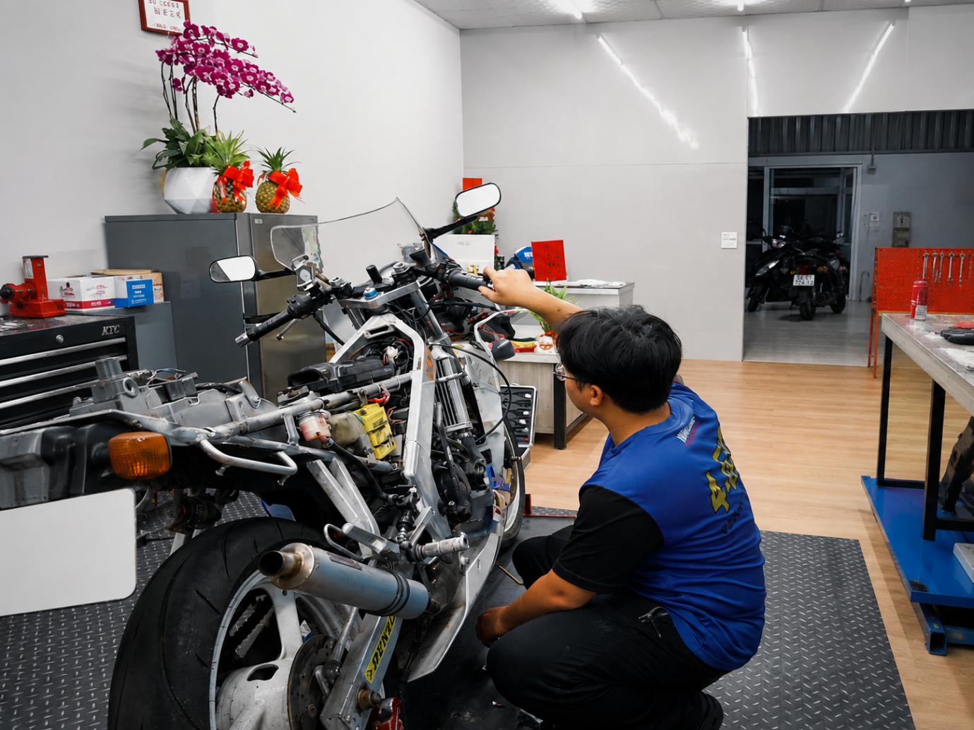 新市南科機車行從高中打工一路走到創業 明亮店面主打YAMAHA車款與日常車務