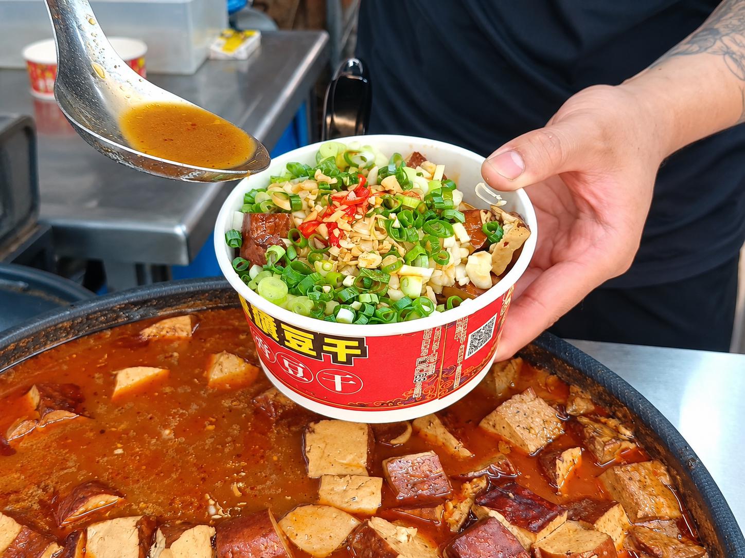 廟東夜市美食從滷製開始 大黑豆干先吸入滷汁 再以自製配方堆出蒜香風味