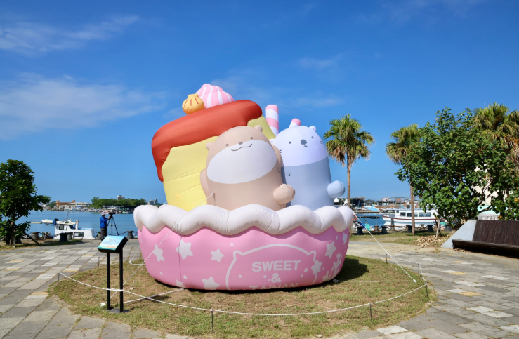 12公尺水上萌物現身安平港！黃偉哲搶先開箱朗萌綺盟 夜間光影秀10月31日登場