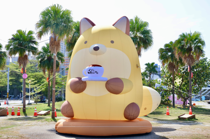 12公尺水上萌物現身安平港！黃偉哲搶先開箱朗萌綺盟 夜間光影秀10月31日登場